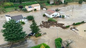 une vue aérienne de maisons partiellement submergées par les eaux dans la ville de Limony, dans le centre de la France, le 17 octobre 2024.