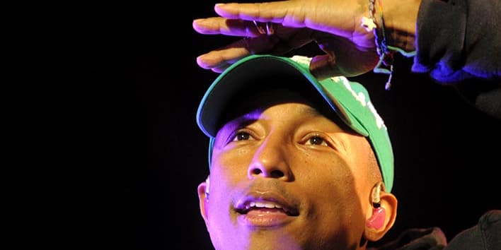 Pharrell Williams sur la scène des Vieilles Charrues, le 15 juillet 2016.