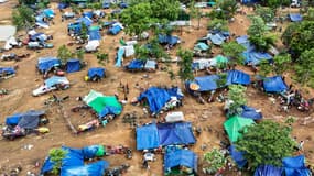 Une vue aérienne montre des personnes déplacées près de la zone frontalière entre le Cambodge et la Thaïlande, dans la province d'Oddar Meanchey, le 26 juillet 2025
