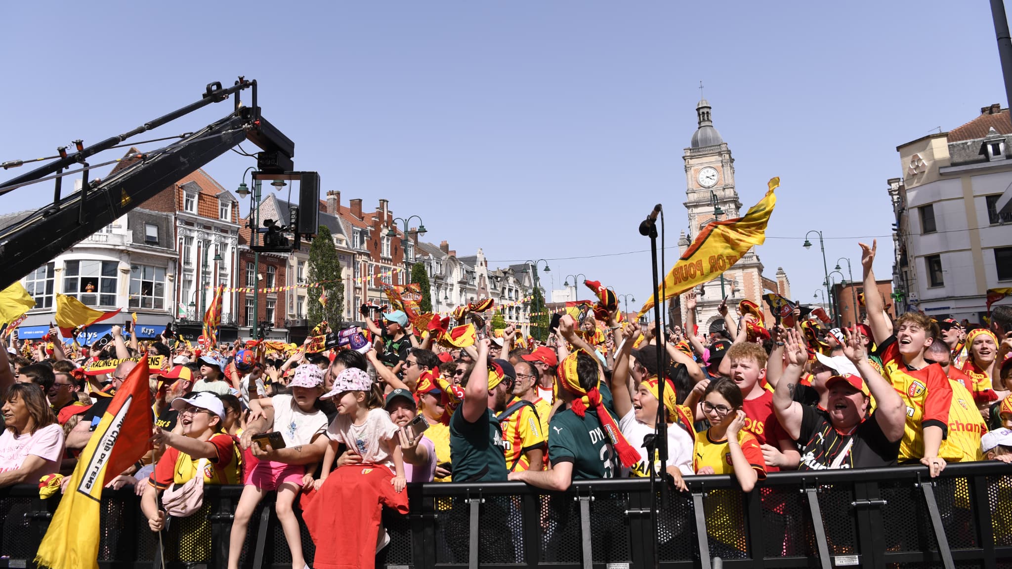 Les fans lensois sur la place de l'hôtel de ville le 23 mai 2026