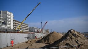 Le chantier de construction d'une digue destinée à réduire les risques d'inondation et d'érosion en cas d'élévation du niveau de la mer, à La Baule, dans l'ouest de la France, le 4 mars 2025.