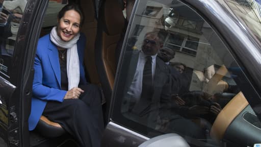 Segolène Royal, vendredi, dans sa voiture... électrique.