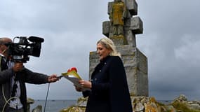 Marine Le Pen sur l'île de Sein. 