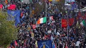 Des milliers d'Irlandais ont défilé samedi dans les rues de Dublin pour protester contre les mesures d'austérité du gouvernement et sa décision de solliciter l'aide de l'UE et du FMI, dont le plan d'assistance de 85 milliards d'euros doit être présenté di