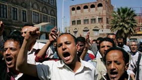 Manifestation antigouvernementale à Sanaa. Le parti au pouvoir au Yémen a proposé un dialogue à l'opposition en vue de mettre fin aux manifestations hostiles au gouvernement. /Photo prise le 29 janvier 2011/REUTERS/Khaled Abdullah