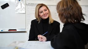 La Première dame ukrainienne, Olena Zelenska, visite une classe destinée aux élèves non francophones à Paris, le 13 décembre 2022.