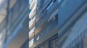 Un enfant de 6 ans sauvé par Felipe David Souza, Brésilien de 29 ans, alors qu'il risquait de tomber d'un balcon, à Alicante, en Espagne, le 19 août 2024