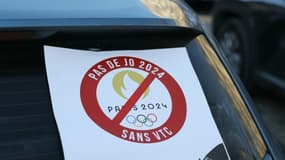 Un trac "Pas de VTC pas de JO" sur un parebrise lors d'une manifestation de chauffeurs de VTC le 24 janvier 2024, à Paris