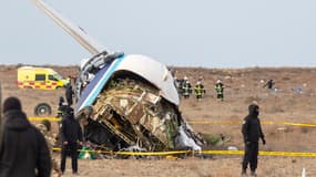 Des spécialistes des urgences travaillent sur le site du crash d'un avion de ligne de la compagnie Azerbaijan Airlines près de la ville d'Aktau, dans l'ouest du Kazakhstan, le 25 décembre 2024.