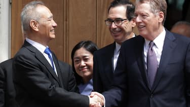 Le vice-Premier ministre chinois Liu He salue Steven Mnuchin, secrétaire au Trésor américain et Robert Lighthizer, le représentant au Commerce, après leurs réunion de ce vendredi.