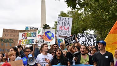 Des adolescents et des étudiants à une manifestation pour le climat devant la Maison Blanche, aux Etats-Unis