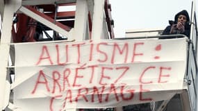Estelle Ast, mère d'un enfant autiste, en haut d'une grue vendredi à Toulouse.