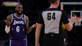 La star des Los Angeles Lakers LeBron James conteste une décision de l'arbitre Justin Van Duyne lors d'une défaite en NBA contre les San Antonio Spurs, au Staples Center de Los Angeles, le 23 décembre 2021.
