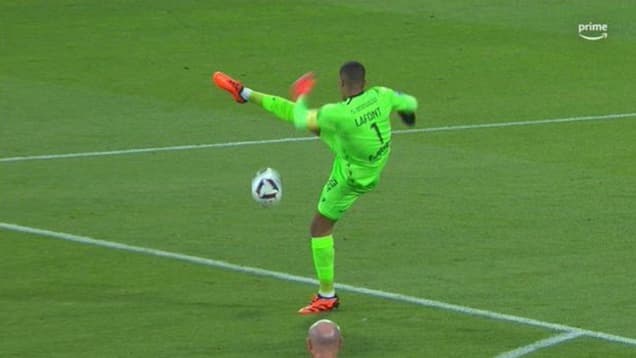 Alban Lafont manquant sa reprise de volée face à Le Douaron, Brest-Nantes, le 3 mai 2023 Alban Lafont manquant sa reprise de volée face à Le Douaron, Brest-Nantes, le 3 mai 2023