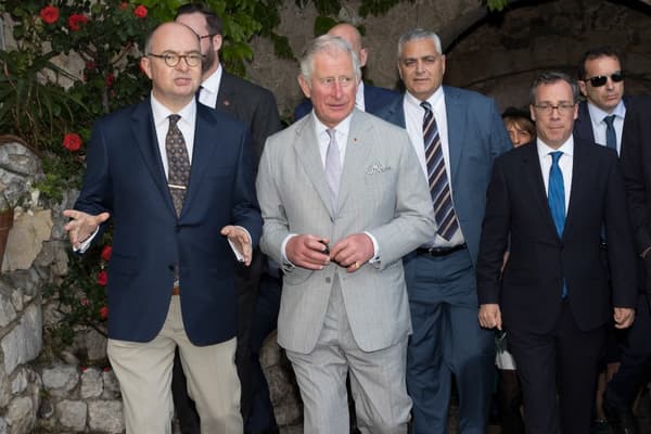 Frédéric Billy (gauche), le prince Charles et l'ambassadeur britannique (droite) lors de la visite d'Èze le 7 mai 2018.