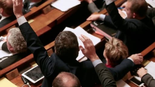 Des députés français votent à main levée des amendements à la constitution à l'Assemblée nationale française à Paris, le 9 février 2016