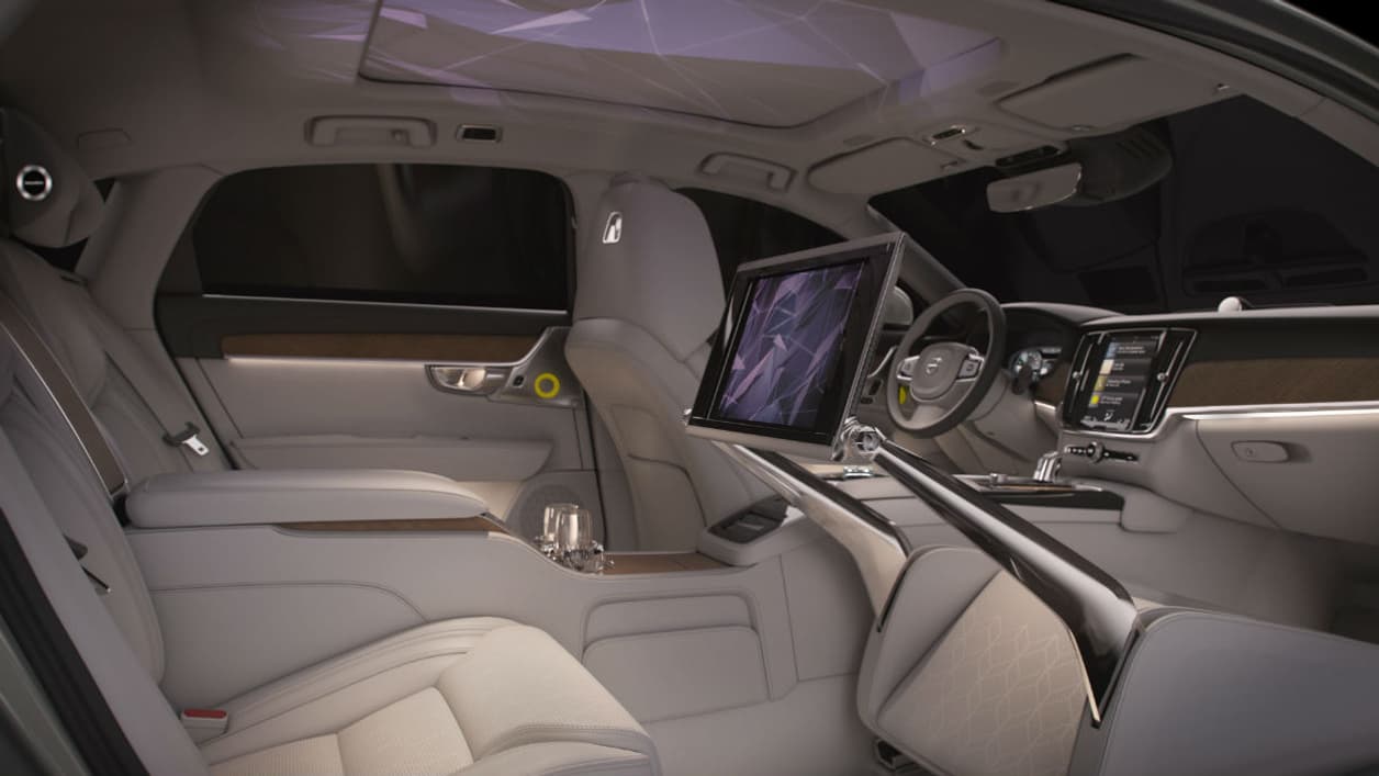 Des images détente projetées sur le pavillon de toit, un grand écran, l'habitacle de la S90 Ambience concept offre une bulle de confort au passager arrière.