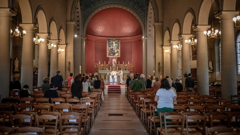 Messe célébrée en l'église Saint Jean-Baptiste à Neuilly-sur-Seine, le 23 mai 2020