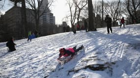 Des enfants s'amusent avec la neige à Central Park le 13 janvier 2014.