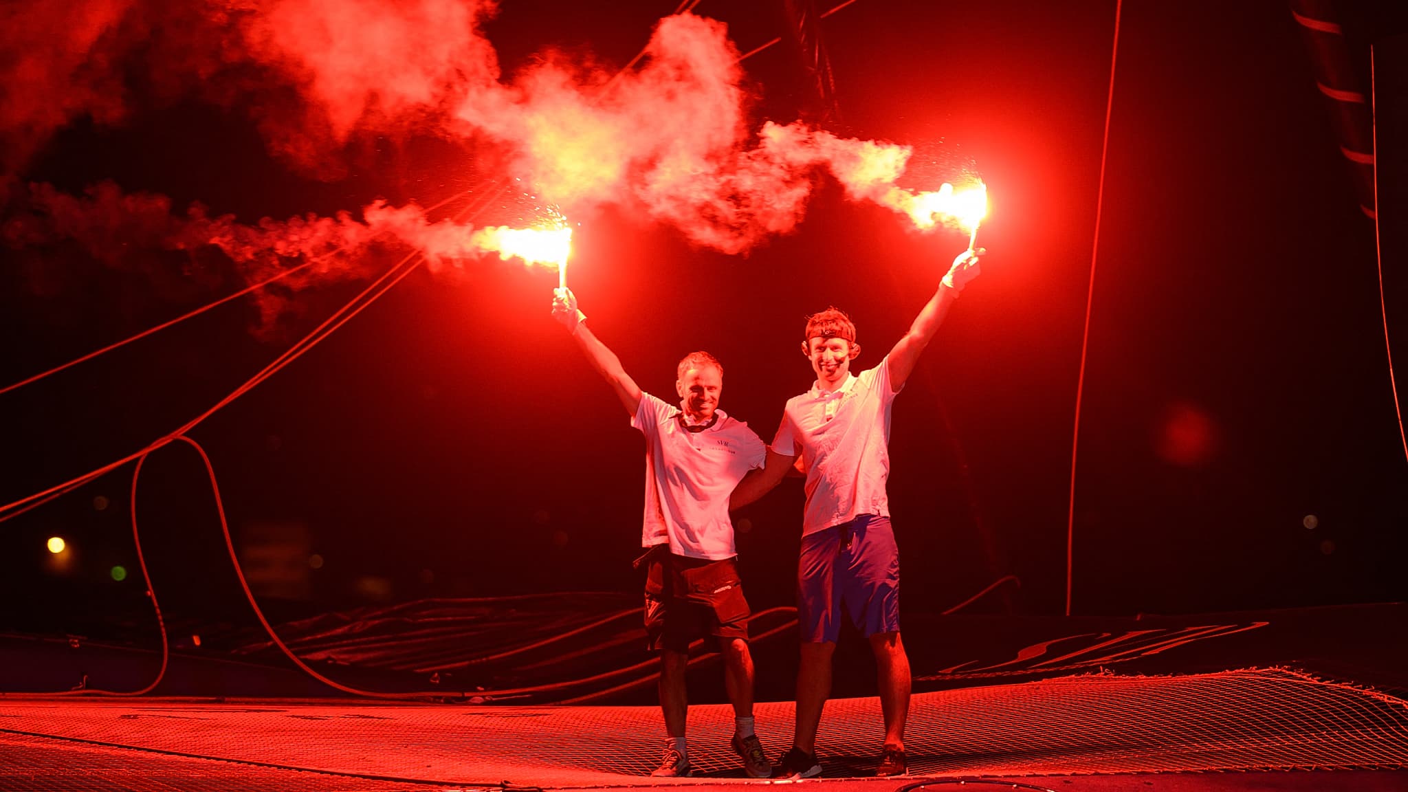 https://images.bfmtv.com/k5-1jF_zdzbsSYP1ud_sDxbaupg=/0x212:2048x1364/images/Franck-Cammas-et-Tom-Laperche-celebrent-leur-victoire-sur-la-Transat-Cafe-L-Or-le-6-novembre-2025-2176068.jpg