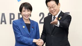 La nouvelle Première ministre japonaise, Sanae Takaichi (à gauche), et le président sud-coréen, Lee Jae-myung, se serrent la main avant les premières discussions bilatérales à Gyeongju, en Corée du Sud, le 30 octobre 2025.
