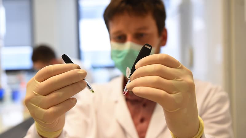 Un chercheur du laboratoire Sys2Diag à Montpellier travaillant sur un test salivaire le 30 avril 2020