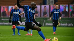 L'attaquant belge de l'Inter Milan, Romelu Lukaku, ouvre le score sur penalty lors du match de Serie A face à la Lazio Rome, à Milan, le 14 février 2021 