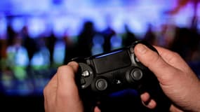 Un joueur utilise une manette PS4 pour jouer au nouveau jeu vidéo d'Ubisoft « Watch Dogs Legion », le 28 octobre 2020, à Bruxelles. (Illustration)