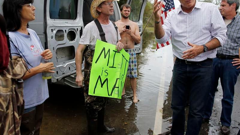 Mitt Romney à Jean Lafitte, en Louisiane. Le candidat républicain à la présidence américaine a effectué une visite impromptue hier en Louisiane, pour jauger les conséquences du passage du phénomène Isaac. /Photo prise le 31 août 2012/REUTERS/Brian Snyder