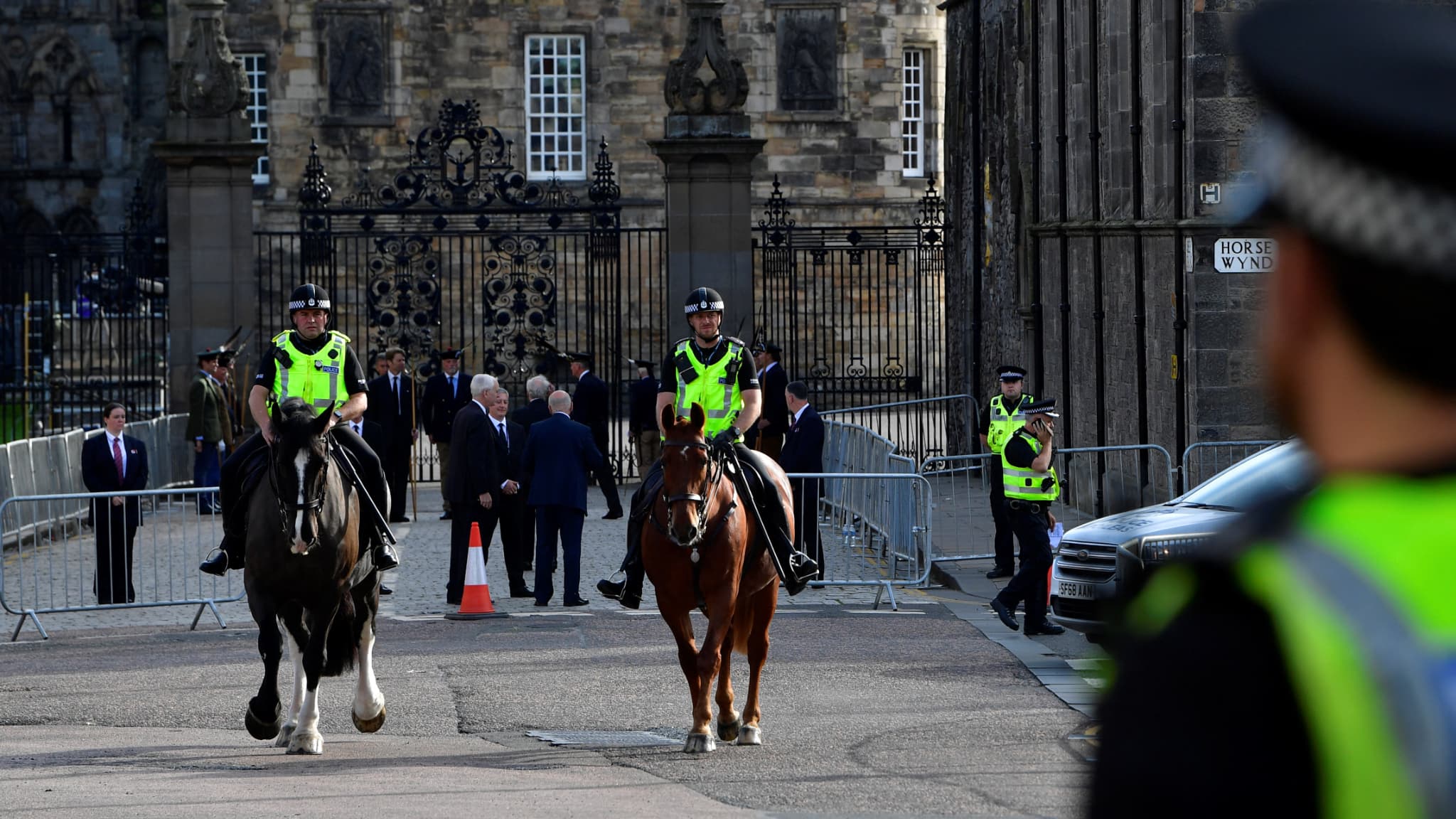 Des policiers patrouillent devant le palais de Holyroodhouse à Édimbourg qui doit accueillir la dépouille de la reine Elizabeth II, le 11 septembre 2022