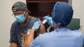 Personne en train de se faire vacciner par le candidat-vaccin Moderna, le 5 aout 2020 à Detroit, Etats-Unis