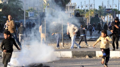 Des affrontements sur une place de Port-Saïd, mardi.