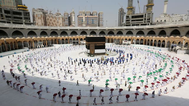 Le pèlerinage à La Mecque a débuté ce 29 juillet, avec la distanciation sociale qui s'impose. 