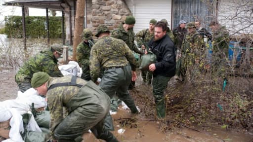 Des militaires aident des habitants de Pierrefonds lors des inondations, le 7 mai 2017 au Québec