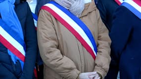Des élus locaux, adjoints au maire et conseillers municipaux, portant une écharpe tricolore lors d'un rassemblement devant la mairie de Montpellier, le 22 novembre 2025. (photo d'illustration)