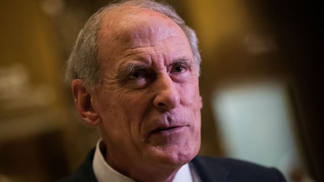 Dan Coats, 73 ans, est nommé à la tête du renseignement américain par Donald Trump.