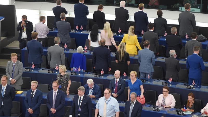 Les députés britanniques dos à l'hémicycle