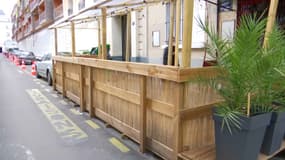À Paris, les terrasses éphémères font leur retour au pied des trottoirs