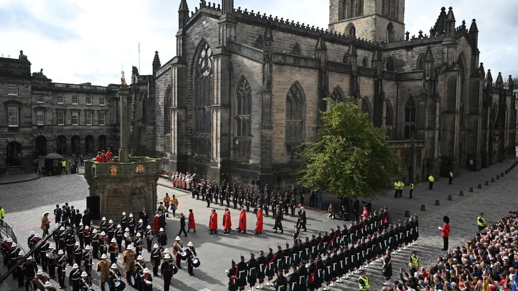 La proclamation du nouveau roi, le roi Charles III, à l'extérieur de la cathédrale St Giles à Édimbourg le 11 septembre 2022.