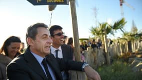 L'ancien président de la République Nicolas Sarkozy (c), le directeur du zoo de Beauval Rodolphe Delord (d) et sa directrice de la communication Delphine Delord (g), le 22 novembre 2017 à Saint-Aignan-sur-Cher