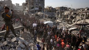 Un jeune Palestinien prend des photos avec son téléphone lors d'une manifestation anti-Hamas, appelant à la fin de la guerre avec Israël, à Beit Lahia, dans le nord de la bande de Gaza, le 26 mars 2025.