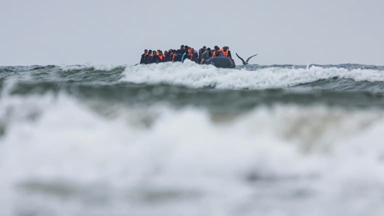 Des personnes à bord d'une embarcation de fortune tentent la traversée de la Manche au large de la plage d'Hardelot, le 13 août 2025