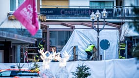 Les sauveteurs et les pompiers interviennent sur le site d'une explosion qui a ravagé le bar Le Constellation à Crans-Montana le 1er janvier 2026 en Suisse.