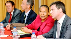 Manuel Valls (à droite) aux côtés de Christiane Taubira, à Bastia, en Corse. La ministre de la Justice, qui était en Corse lundi en compagnie du ministre de l'Intérieur, a présenté lundi une série de directives pour relancer l'action de la justice dans l'