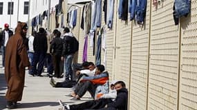 Migrants nord-africains dans un centre d'accueil, sur l'île de Lampedusa, dans le sud de l'Italie. Les centaines d'immigrants tunisiens qui espèrent entrer en France cherchent plutôt quant à eux à quitter la petite ville frontalière de Vintimille, où les
