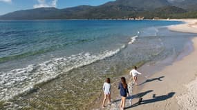 Des promeneurs sur une plage de Corse, le 27 décembre 2022.