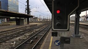 La Société nationale des chemins de fer belges (SNCB) a convoqué une réunion de crise avec son homologue néerlandais, en raison des défauts constatés sur le nouveau train à grande vitesse Fyra reliant Bruxelles à Amsterdam. Après une première journée dima