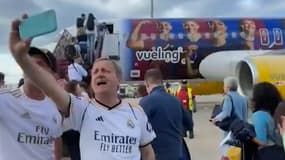 Les supporteurs du Real Madrid avant d'embarquer dans un avion du Barça