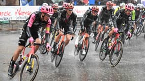 Le peloton lors des Trois Vallées Varésines, le 8 octobre 2024