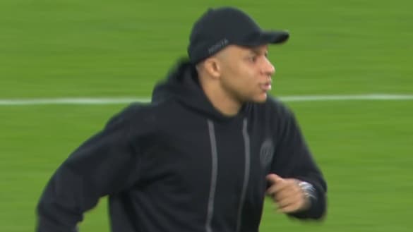 Kylian Mbappé qui court sur la pelouse après Monaco-PSG, 1er mars 2024